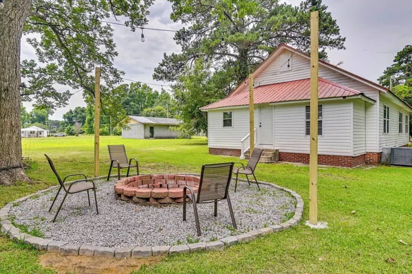 Walk to Park! Family Retreat w/ Yard in Lumberton - Image 1