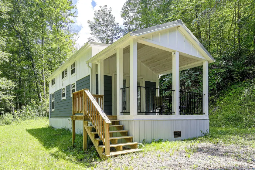 Relax in Style - Serene Getaway Near Mountain City - Image 1