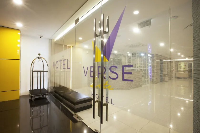 Verse Lite Hotel Gajah Mada - Interior entrance