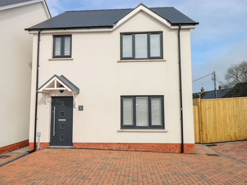 LunaRoxx, 6 Meadow Gardens, Kilgetty - Image 1