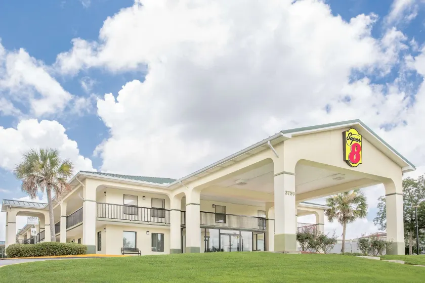 Super 8 by Wyndham Mobile - Image 1