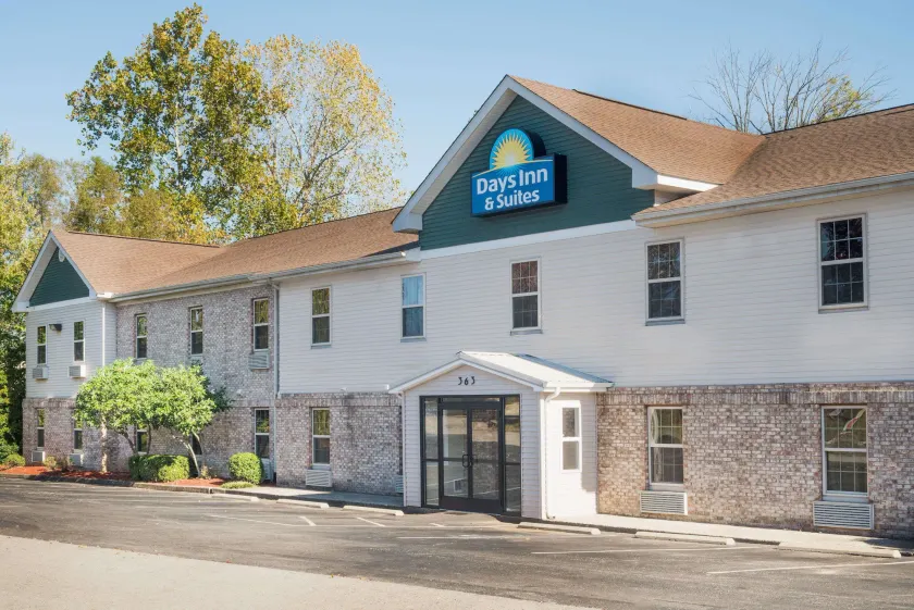 Days Inn & Suites by Wyndham Sellersburg - Image 1