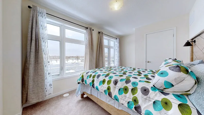 Modern 3-bedroom Oshawa Home - Image 1