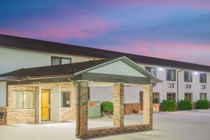 Super 8 by Wyndham Story City - Image 1