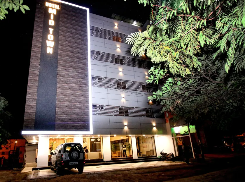 Fabhotel Prime Midtown - Image 1