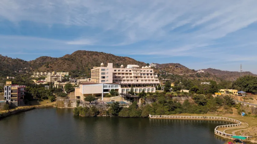 Via Lakhela Lakeview Resort & Spa - Image 1