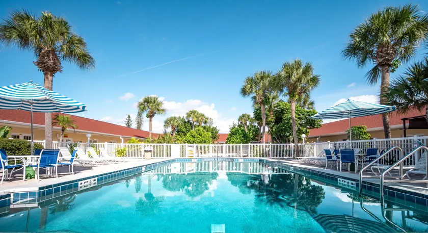 Island Sun Inn & Suites - Historic Venice & Beach Getaway - Image 1