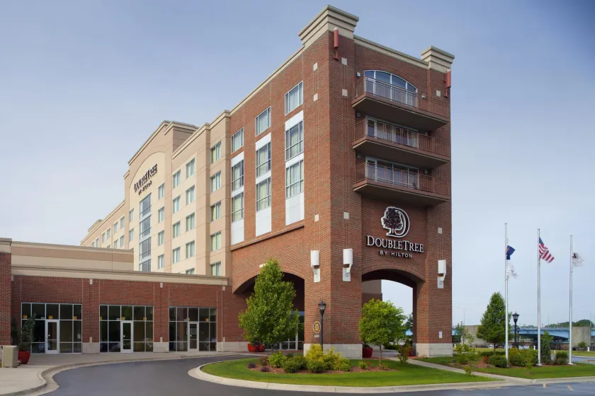 DoubleTree by Hilton Bay City - Riverfront - Image 1