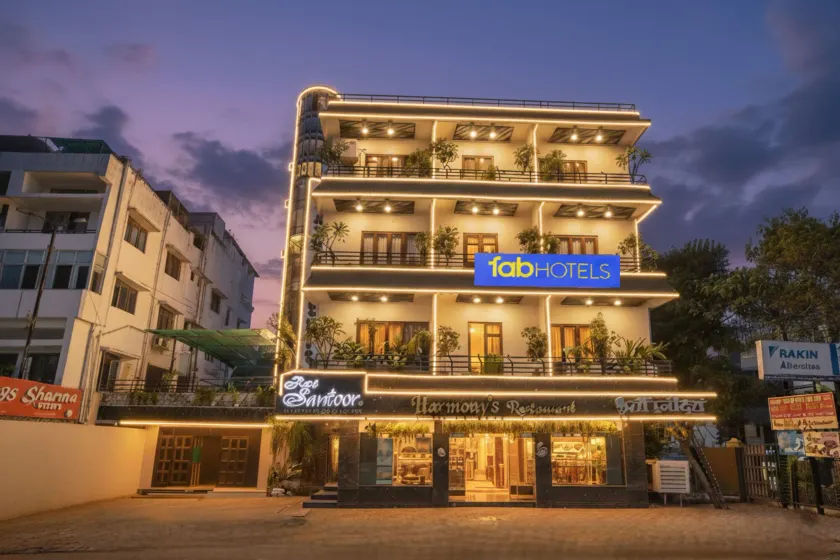 Hotel Santoor - Geeta Bhawan Square - Image 1