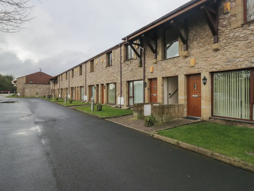 6 Swan House - Image 1
