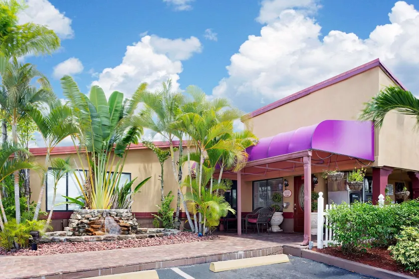 Knights Inn Port Charlotte - Image 1