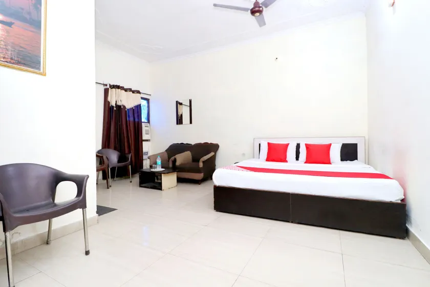 OYO 39812 Welcome Lounge - Image 1