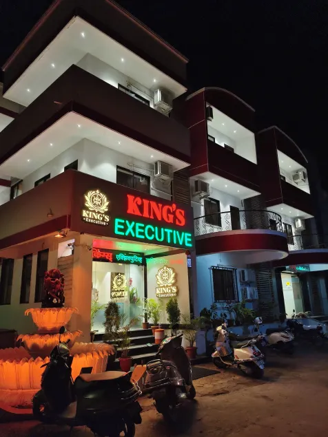 Kings Executive and Restaurant - Image 1