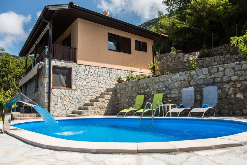 Sunset Holiday Home - Image 1