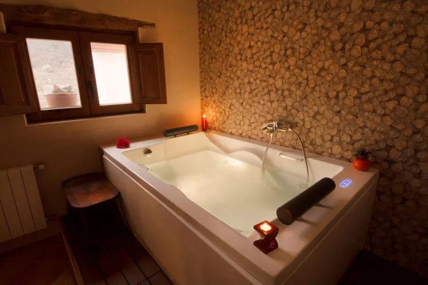 Romantic house for 2 or 4 people with jacuzzi - Image 1
