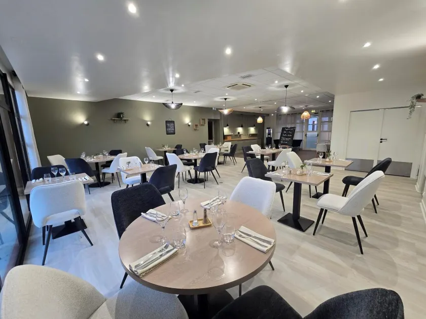 Logis Hôtel Restaurant Les Fontaines - Image 1