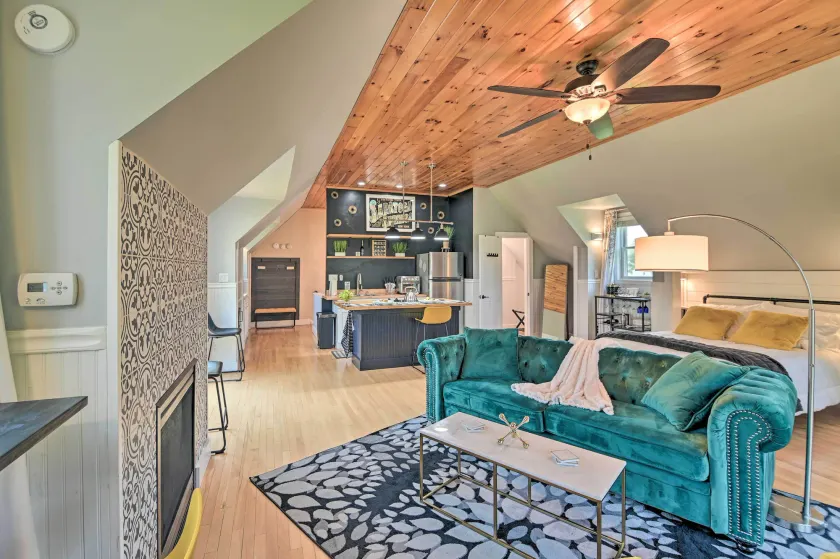 Stylish Studio w/ Fireplace ~ 3 Mi From Dtwn! - Zimmer