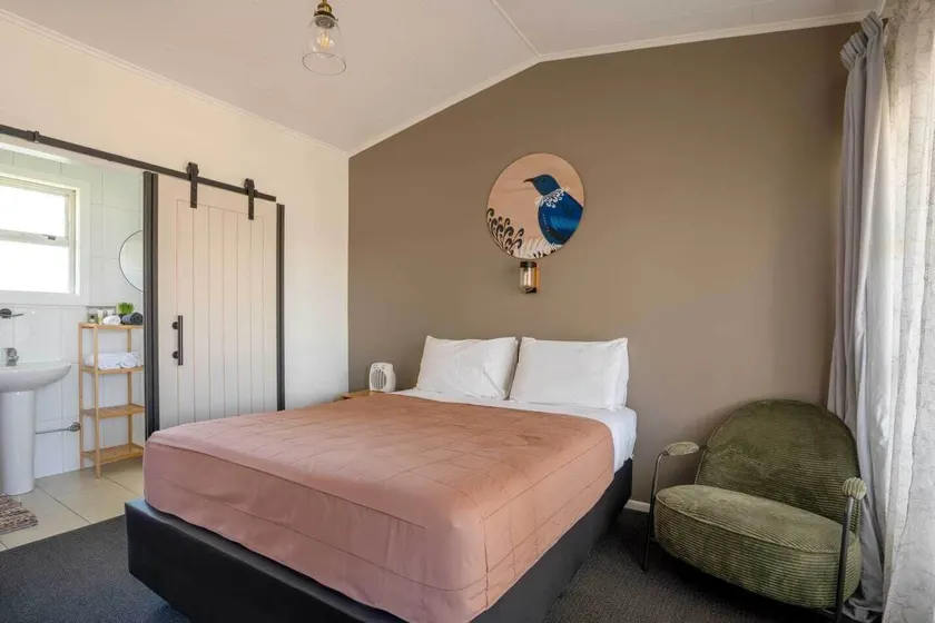 Frimley Lodge Motel - Image 1