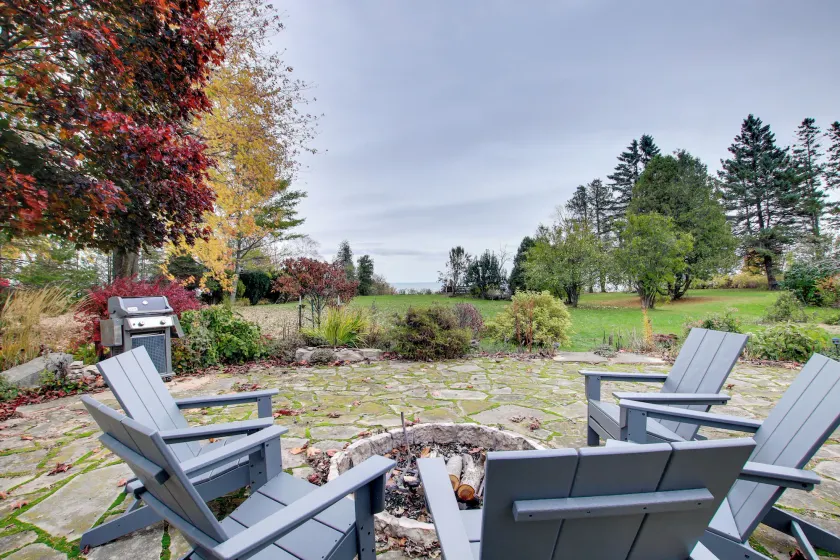 Lakefront Algoma Home w/ Deck, Grill & Fireplace - Interiør