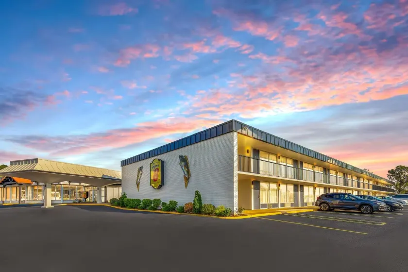 Super 8 by Wyndham Riverside AL - Image 1
