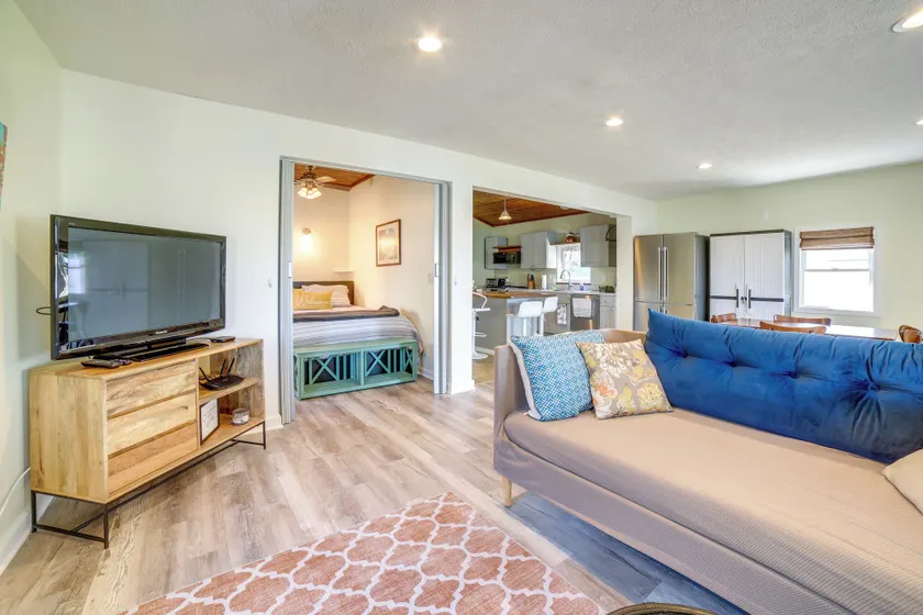Homey Lakefront Escape w/ Boat Dock, Fire Pit - Interiør
