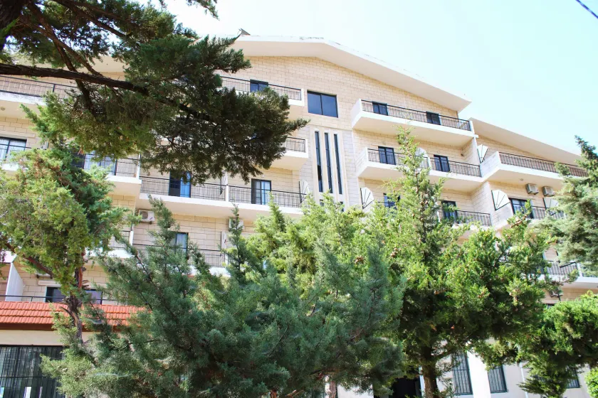 Al Sakhra Hotel - Image 1