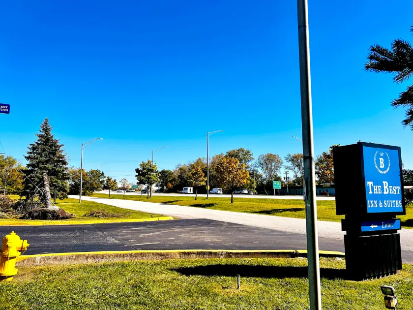 The Best Inn & Suites - Image 1