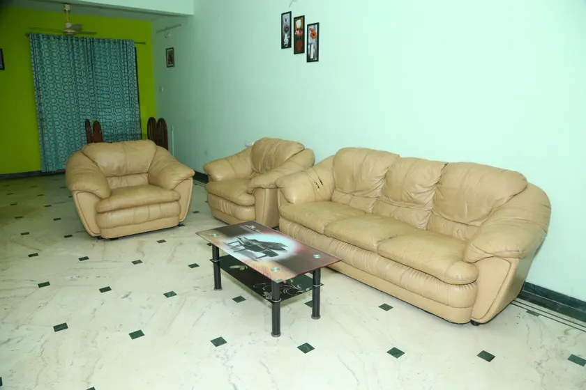 Happy Stay Service Apartment - Lobby sitting area