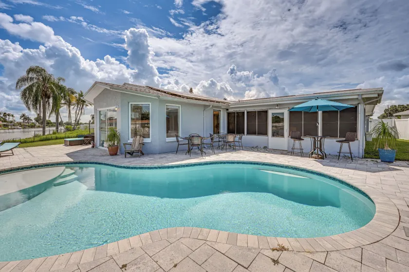 Sunset Views & Hot Tub: Lakefront Holiday Retreat! - Image 1
