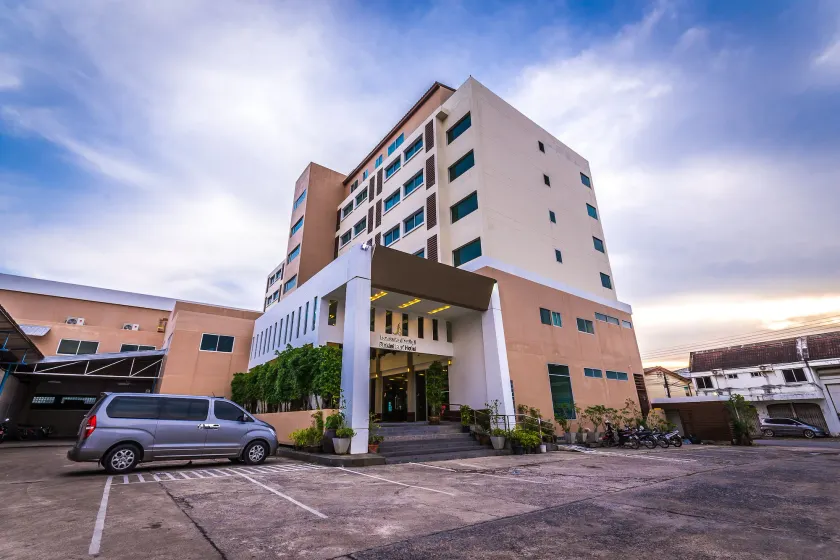 SinKiat Buri Hotel - Image 1