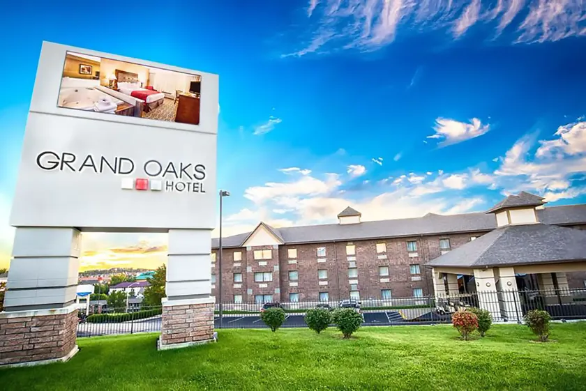 Grand Oaks Hotel - Image 1