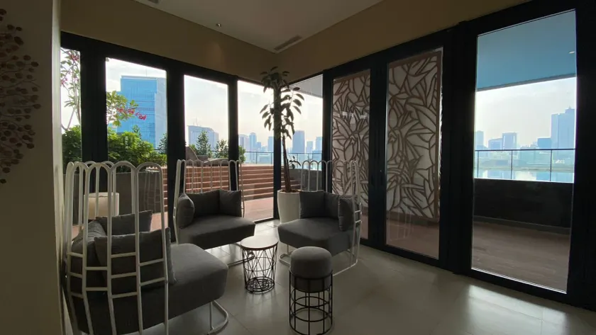 Elegant And Comfort Living 2Br At Samara Suites Apartment - Vestíbulo
