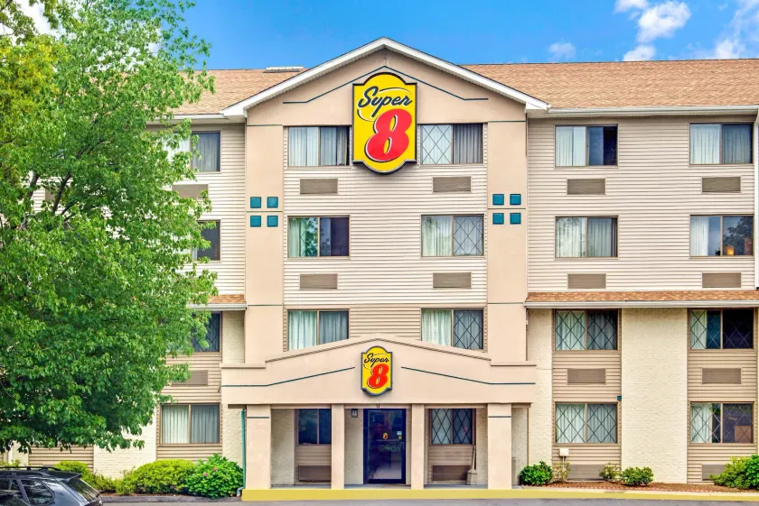 Super 8 by Wyndham Stamford/New York City Area - Image 1