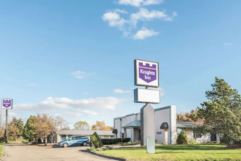 Knights Inn Canton - Image 1