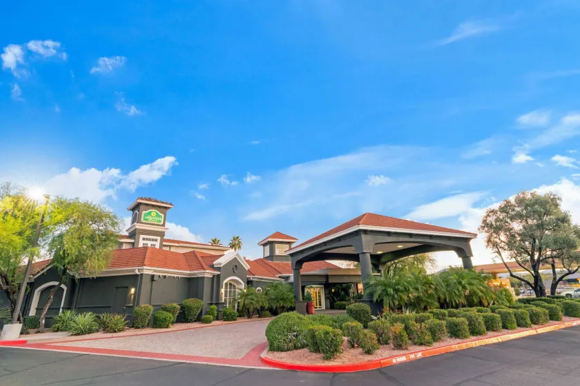 La Quinta Inn & Suites by Wyndham Phoenix Scottsdale - Image 1