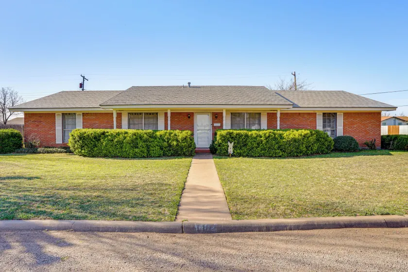 Family Friendly: Peaceful Home in Stamford! - Image 1