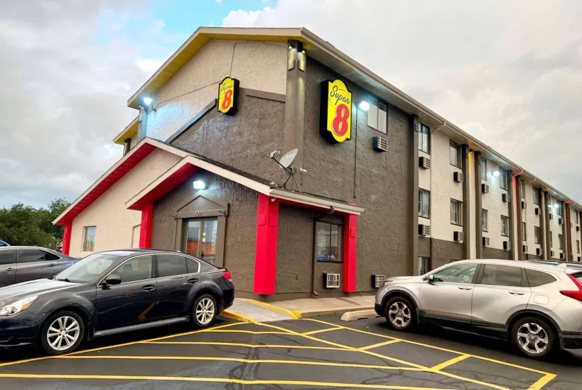 Super 8 by Wyndham Cedar Rapids - Image 1
