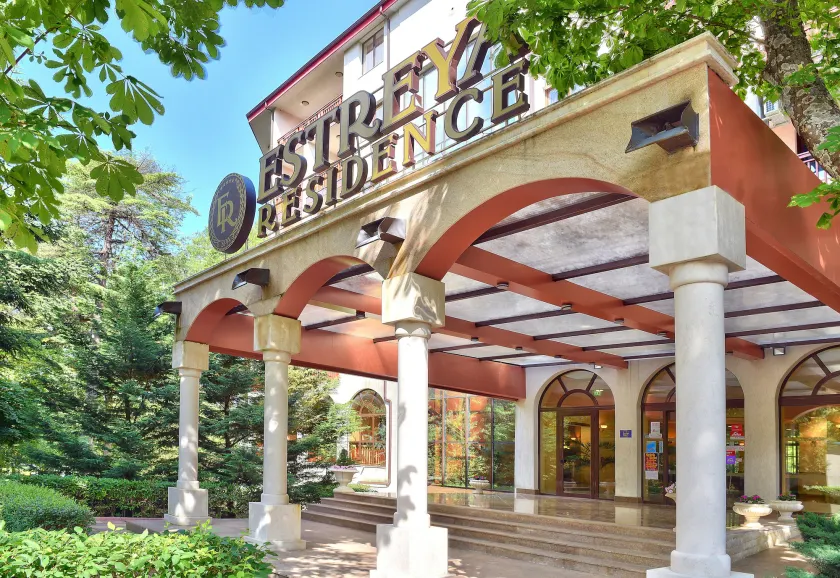 Estreya Palace & Residence - Image 1