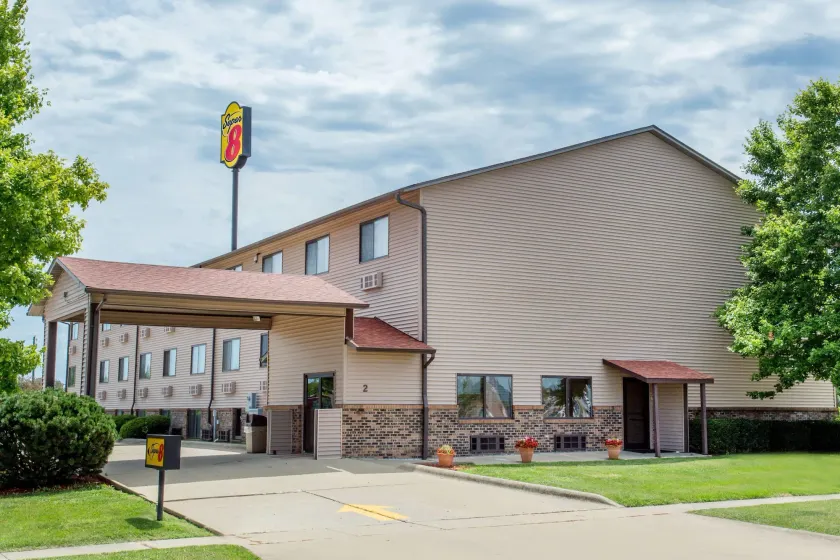 Super 8 by Wyndham Normal Bloomington - Image 1