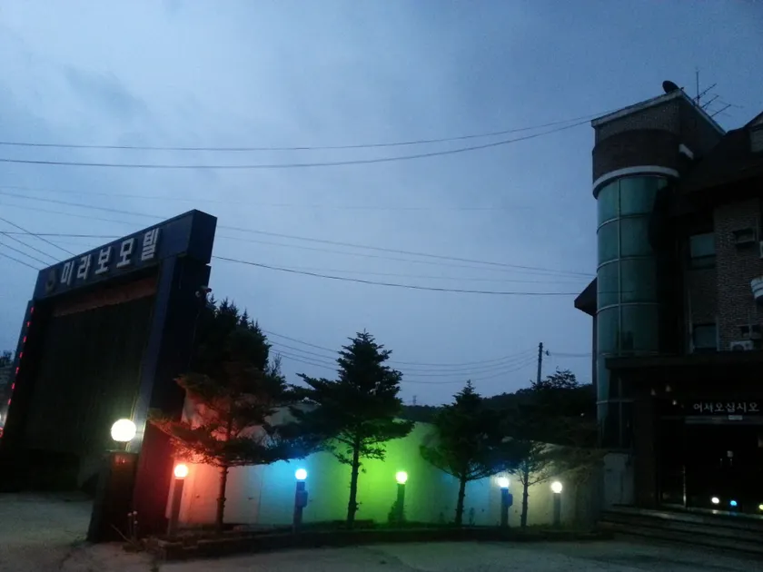 Feel Motel - Image 1