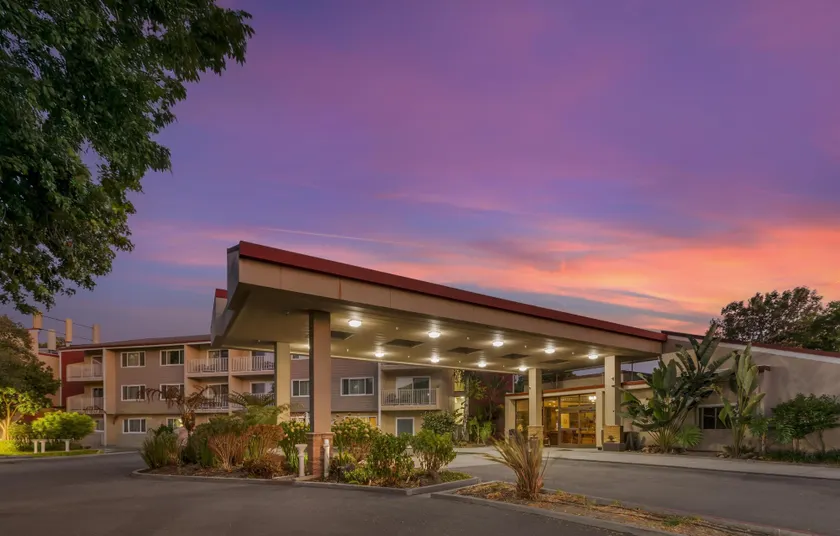 Best Western Plus Garden Court Inn - Image 1