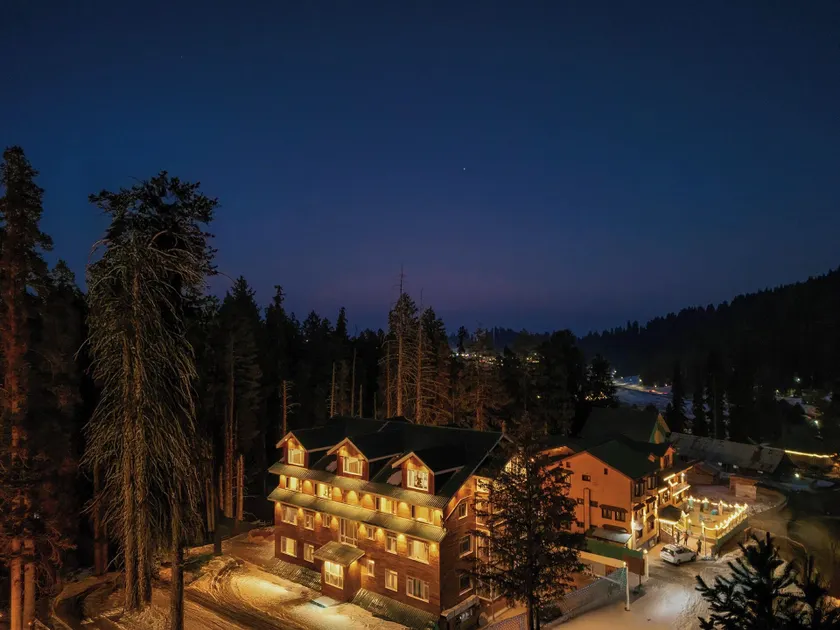 Hotel Pine Spring Gulmarg - Image 1