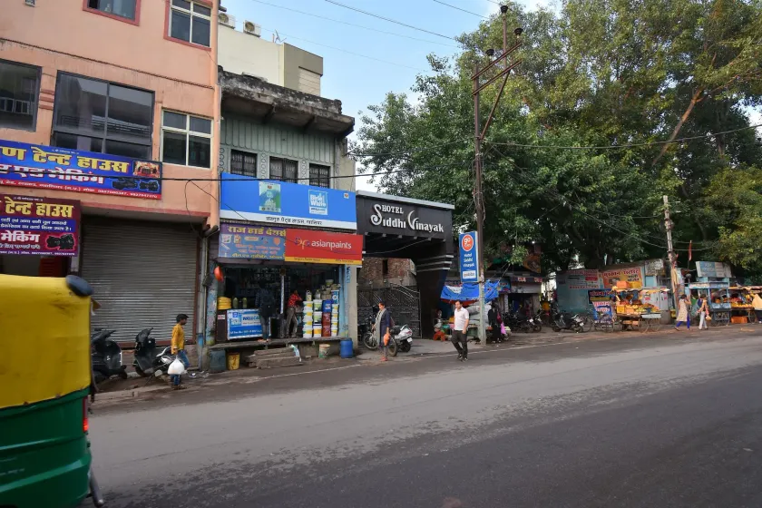 Super Collection O Kampoo Tiraha Road Formerly Siddhi Vinayak - Image 1
