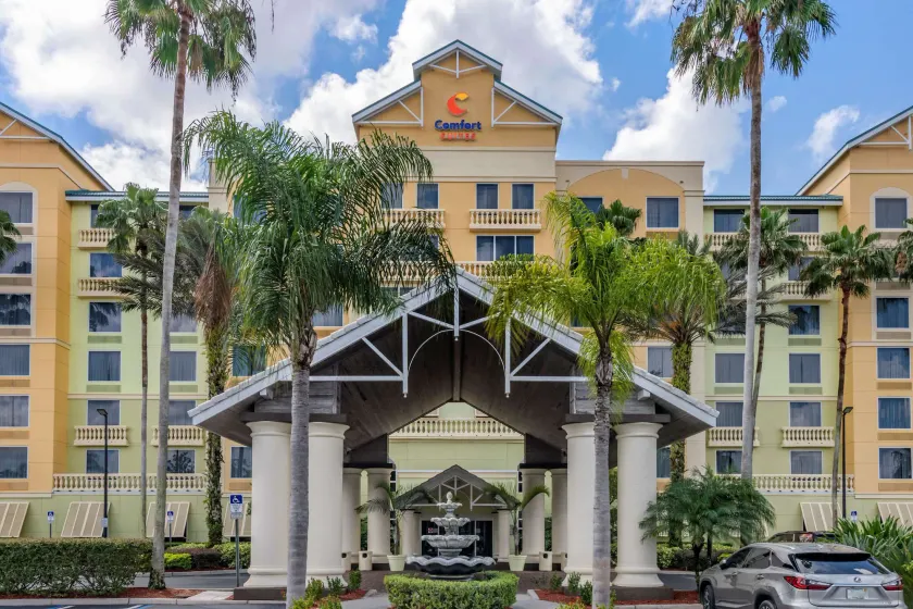 Comfort Suites Maingate East - Image 1