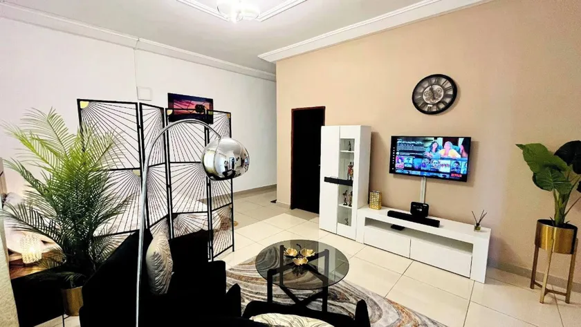 Medo's Luxury Houses - large studio - Image 1