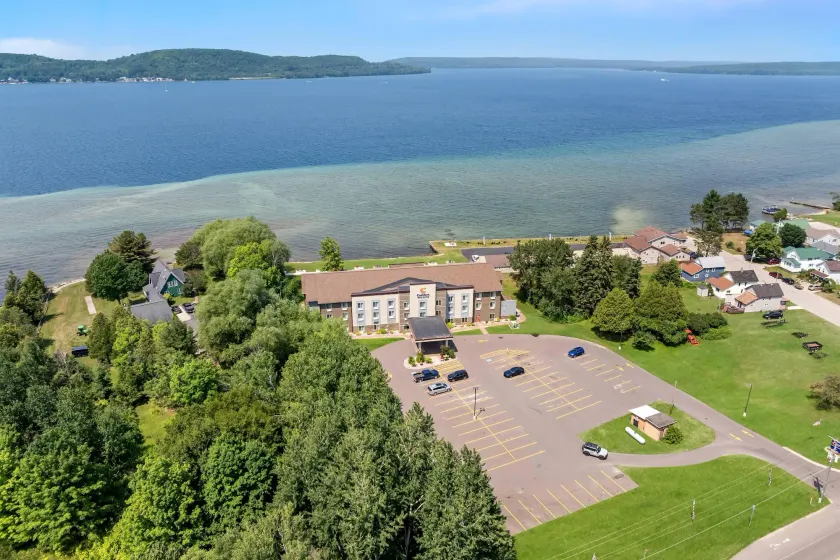 Comfort Inn & Suites Munising-Lakefront - Image 1