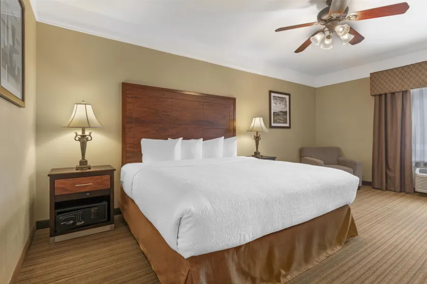 Best Western Plus Monica Royale Inn & Suites - Image 1