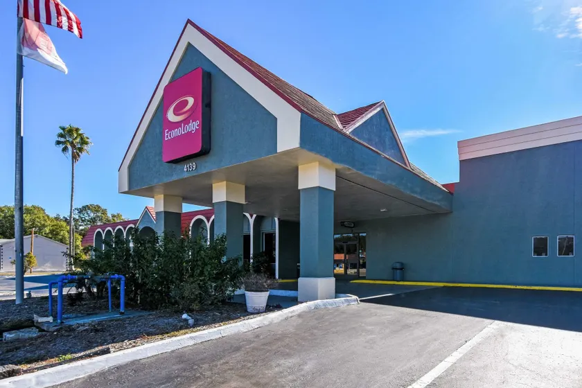 Econo Lodge - Image 1