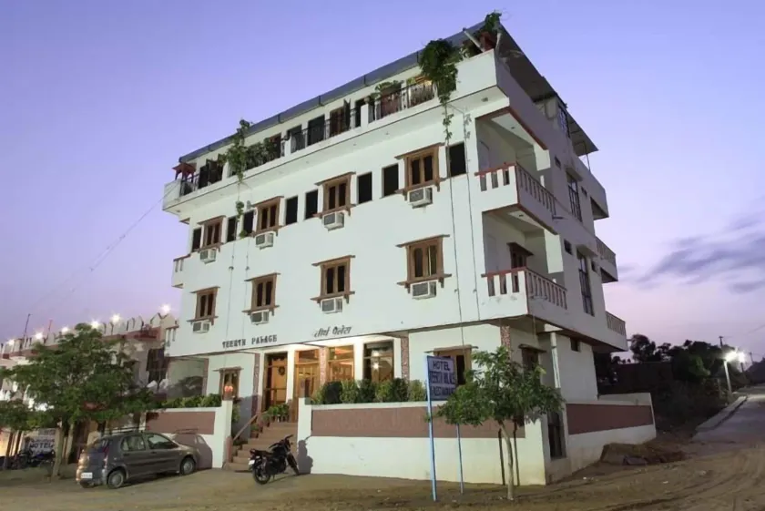 Hotel Teerth Palace - Image 1