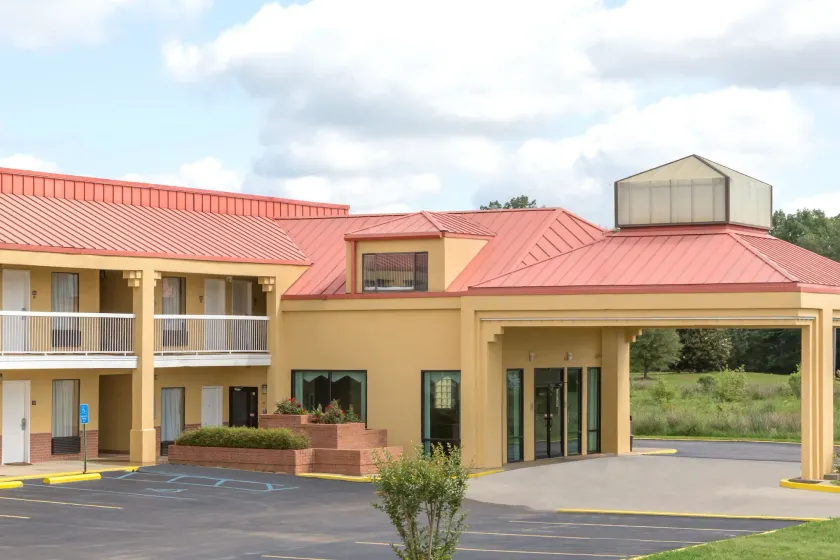 Super 8 by Wyndham Madison/Ridgeland Area - Image 1